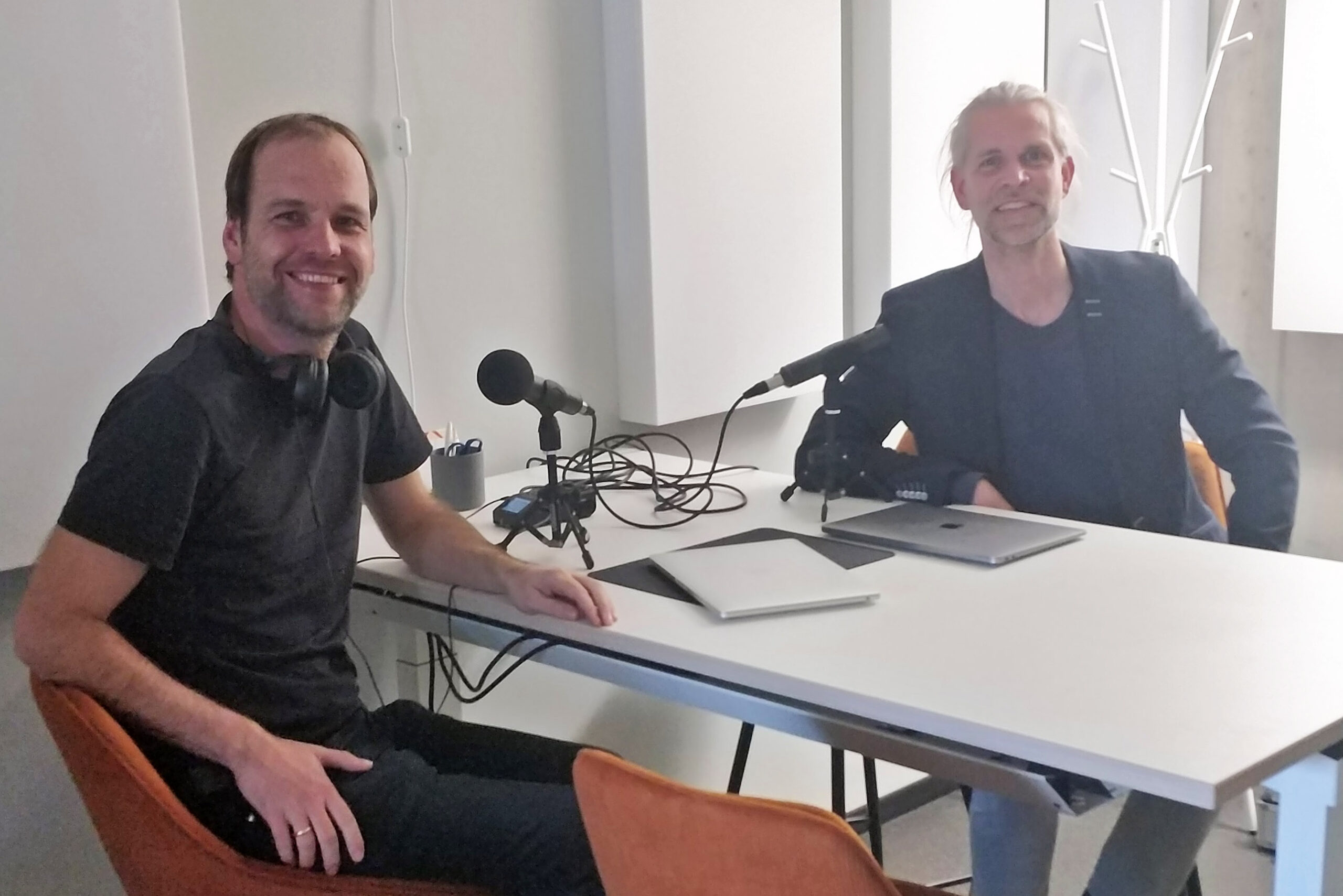 Business Coach Martin Bräun (rechts) und Podcaster Oliver Kramer im Gespräch